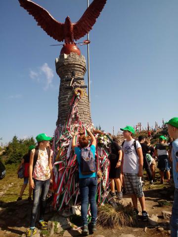 A Madarasi Hargita turul szobrának megkoszorúzása.